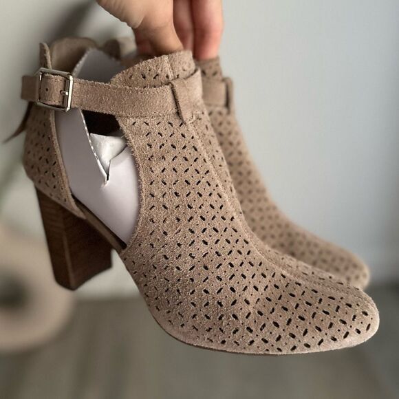 Crown & Ivy Genuine Leather Suede Heels - Picture 6 of 7